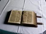medium_bible_sur_table.jpg